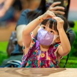 有趣的互動(dòng)遊戲，讓小朋友模仿動(dòng)作，打開(kāi)好奇心與專注力，跟著舞臺(tái)上的大哥哥大姊姊一起玩音樂(lè)。