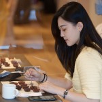 家族們優(yōu)雅的細(xì)嚐著每一款來(lái)自不同國(guó)家的巧克力，搭配著冠軍咖啡，是為午後的一場(chǎng)閒情逸致。