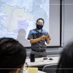 地圖展開，新業(yè)建設(shè)－卓勝隆董事長（圖中）細(xì)數(shù)新業(yè)近30座的作品，從都市的發(fā)展等交通要件，說明新業(yè)精準(zhǔn)的選地哲學(xué)，沿著環(huán)74線理論，探討至企業(yè)永續(xù)經(jīng)營的責(zé)任。