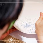 一筆一畫描繪著初綻的花瓣，伴隨綠意簇?fù)?，栩栩如生，畫筆下，勾勒出綻放的生命力。