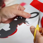 「剪紙藝術(shù)」不僅是常民文化美學，也是重要的無形文化遺產(chǎn)。運用鏤空的手法，選
擇色彩的去留。