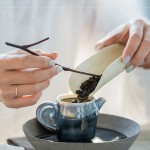 從日常茶飯事昇華到美學(xué)層次，卻又不同日本茶道般正襟危坐的臺式茶席。老師表示「喝茶是一種偷得浮生半日閑的樂趣，一杯清香回甘的好茶，可以把人帶入放鬆的狀態(tài)?！?>
										<div   id=