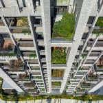 臺中首座宜居建築-新業(yè)「大塊森鄰」引領(lǐng)建築新革命，座落臺中單元二低密度區(qū)，創(chuàng)新規(guī)劃「樹島陽臺 × 四季合院 × 垂直森林」，讓綠意走入生活空間。