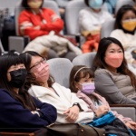 以幽默詼諧的方式分享親身經(jīng)歷，讓在座的家族好友們歡笑不斷。