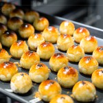 登！出爐囉～用溫?zé)犭p手一捏一壓，一顆顆如黃金般的美好心意，在佳節(jié)時刻為長輩們獻(xiàn)上深深祝福。