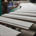 製程中的片片山形磚瓦，歷經(jīng)層層工法，謹慎的審視、嚴格把關(guān)，方能成為建築最堅韌的外衣。