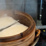 蒸籠炊煙裊裊昇起，開(kāi)蓋時(shí)混著純樸的香味，蒸熟的蘿蔔糕表面鼓脹、內(nèi)裡軟嫩，待放涼後切片，入煎鍋。