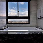 有人習慣泡澡時捧著書讀，代表著忙裡偷閒的自在從容