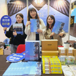 當(dāng)天準(zhǔn)備豐富、精美的抽獎禮品，公司客製化河貍玻璃吸管、吸水杯墊、旅行鋼杯、造型書籤、運(yùn)動毛巾…等，吸引同學(xué)目光，拉近與新一代年輕人之間的距離。