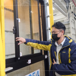 氣密窗歷經(jīng)多次風(fēng)壓施加後，營建部工地主任-吳瑞隆，仔細(xì)檢查窗框是否有變形，確認(rèn)開關(guān)運行的流暢度及穩(wěn)定性。