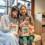 一幅幅蘊(yùn)含文學(xué)風(fēng)景的作品，嵌入質(zhì)樸的相框裡，每位家族好友臉上洋溢著幸福的笑容，將這份美好一一珍藏。