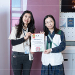 邀請(qǐng)25位苗栗家扶中心的大小朋友入廳觀影，透過(guò)這場(chǎng)小小的公益行動(dòng)，築起一份溫暖的陪伴；圖右一為家扶中心李甄芳督導(dǎo)，感謝新業(yè)分享公益席位。