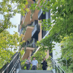 坐落於水湳智慧城中央公園陸橋旁的建案，落實了原野美學的景觀設計。