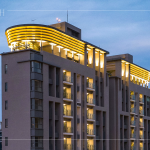 兩幢地下3層、地上15層樓雙拼集合住宅，建物屋頂以圓弧形方式呈現(xiàn)，為臺(tái)中東區(qū)城市天際線帶來一大亮點(diǎn)。