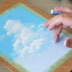 指尖暈染，達(dá)到更自然、細(xì)膩的混色效果，透過指腹的溫度，將顏料均勻融化、混合，輕柔推抹，更可呈現(xiàn)朦朧霧感效果。