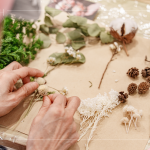 每款花色搭配的花材不盡相同，白色花色以烏桕、法國白梅、蠟梅、尤加利葉、米香、千日紅、棉花及各類果實拼貼而成。