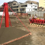 紅綵龍柱、列隊(duì)金圓鍬已就定位，預(yù)告著接下來【築之細(xì)道】動土儀式的圓滿。