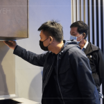 新業(yè)建設(shè) 簡福榮總經(jīng)理 (右一)與 吳志輝建築師 (右二) 細(xì)看、輕撫每個(gè)廚具的細(xì)節(jié)與轉(zhuǎn)彎處，觀察整體色調(diào)的搭配與設(shè)計(jì) 。