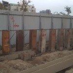 鋼軌樁為國內(nèi)常用的擋土壁材料，一個個列隊貫入地盤中。