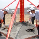由新業(yè)建設穆椿松董事長（左一）帶領同仁們，開始動土儀式。