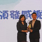 臺(tái)中「張老師」中心主任委員張麗莉（左）致贈(zèng)禮品給新業(yè)建設(shè)邱正光副總（右）作為紀(jì)念，感謝新業(yè)建築夥伴們持續(xù)為青少年及民眾回饋一己之力。