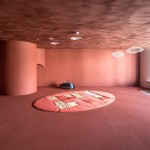 「新業(yè)觀峰」室內(nèi)遊樂區(qū)映入眼簾的是寬敞的橘紅色調(diào)，但內(nèi)有玄機(jī)：地面、壁面鋪上天然亞麻，並以硅藻土作為天花板塗料，搭配山洞、活動積木、書架可多元使用。