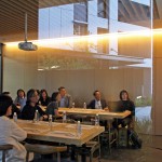 新業(yè)建設(shè)董事長卓勝?。ㄓ叶┘熬友兴êB師團(tuán)隊(duì)進(jìn)行簡報(bào)說明，將新業(yè)宜家的建築立面、動(dòng)線與公設(shè)空間一一介紹，現(xiàn)場宛如與建築進(jìn)行一場沉穩(wěn)而內(nèi)斂的對話。