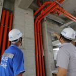 每一條管線宛如建築的筋絡(luò)血管，平整、有條理不紊亂的管線配置，才能為將來種下舒適的環(huán)境，現(xiàn)場工地主任與水電廠商按圖施工監(jiān)督把關(guān)。