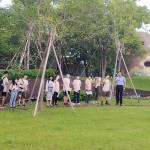 【新業(yè)觀峰】的水岸及前庭步道，連接著日本藝術(shù)家「駿河 敏」親手拚貼綴飾的碉堡。它不僅是孩子爬高探險滿足好奇心的碉堡，也是觀峰前院一大充滿童趣的微地景藝術(shù)。