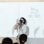 在世界地球日的這天，先透過繪本的引導(dǎo)，活潑生動的帶領(lǐng)著家族好友們一同沐浴在湛藍的海洋中。