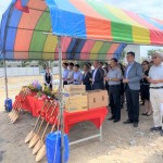 新業(yè)建設(shè) 穆椿松名譽董事長(右五)，帶領(lǐng)著各部門職人團隊，一同焚香祝禱，相信心誠則靈，能使【築願景】在天時、地利、人和的條件下完美開展。