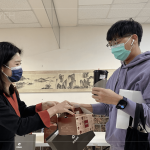 會(huì)議開始前致上專屬伴手禮及餐盒，感謝在百忙之中的抽空參與。