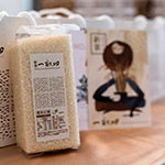 手捧一畝田，品嚐著音符的綿密，分享在座嘉賓。