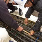 上樑意即在頂樓綁紮金漆鋼筋，「如人之加冠」，象徵建築主體完工在即。