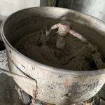 在職人大展身手前，先將石子材料與石泥按比例混合，是重要的事前作業(yè)。