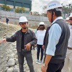 藝術家王忠龍(左一)與新業(yè)團隊一同前往【築願景】基地選石，表達這塊土地與建築物之間的對話及密切關係。