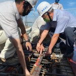 新業(yè)建設(shè)名譽董事長穆椿松先生（圖前排右一），於樓頂安裝「噴金漆鋼筋」即為上樑，古有云「上樑有如人之加冠」，不論在建築進度及民俗學上都極具意義。