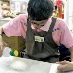 將羊毛絮包覆到皂體上，接著在每一面都進行「氈濕」的程序，讓原本輕盈的羊毛吸收水分後重量增加與皂體緊密貼合，使羊毛皂更好地同時達到滋潤肌膚與去角質(zhì)的作用。