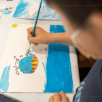 簡單深刻的繪本故事，深深烙印在孩子的腦海中，繽紛的色彩、俐落的線條，傳遞鯨魚和大海在心中的美好想像。