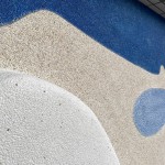 以銅線收邊，搭配各種顏色的抿石子，以不規(guī)則的形狀呈現(xiàn)每一個(gè)元素，並帶有一絲想像感。