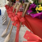 閃耀著金銅色光輝的開工鏟子，每把都身負重任，將開啟東區(qū)「新業(yè)築森鄰」美好家園。