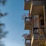 闊達6米面寬的樹島陽臺，為客廳延伸一幅闊綠景致，天光雲(yún)影還有大樹相伴，可以是一人獨坐的書席、兩人對話的雅座，也是一家人共聚午茶時光的花園，大陽臺空間讓生活走出戶外，就像擁有一座自己的院子，隨心隨意自由運用。