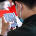 這次活動選擇版畫藝術(shù)的其中一種技法—凸版版畫，先在樹酯版上刻好圖樣後，沿著線條邊緣將圖樣剪下，之後再隨意與其他元素圖樣進(jìn)行印製，屬於自己獨一無二的作品就完成了！