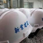 新業(yè)總是將住戶的需求與期待放在心上，每一頂工程頭盔不僅代表專業(yè)，也象徵著與建築師心起手應(yīng)，一步一腳印的紮穩(wěn)馬步。