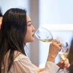 純淨(jìng)的白蘇微濃，金黃閃爍的光澤閃爍，清爽、芬芳的氣息在口中縈繞，是款不可多得的佳釀！