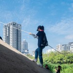 新業(yè)夥伴們拉著繩索，紮實地一步一腳印，逐一攀壁而下，貼近我們的自然芳鄰－筏子溪。