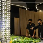 新進(jìn)同仁們難得親見作品模型，相互討論關(guān)於設(shè)計(jì)施工上的細(xì)節(jié)，想像彷彿躍然紙上－十四期大塊森濤22樓宜居建築。