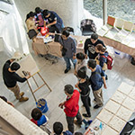 建築藝術(shù)家在樣板上示範(fàn)「作畫(huà)」