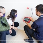 在客服人員、工務同仁的陪同下，弱電廠商測試電視插座，並且詳細的解說弱電箱的位置。