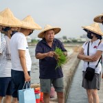 聽著在地小農(nóng)–翁爸爸說明秧苗的成長故事，一點(diǎn)一滴都是辛苦的付出，期許時(shí)時(shí)懷著一顆謙卑的心，感恩腳下每一寸土地。(圖右一為新業(yè)建設(shè) 穆椿松名譽(yù)董事長)